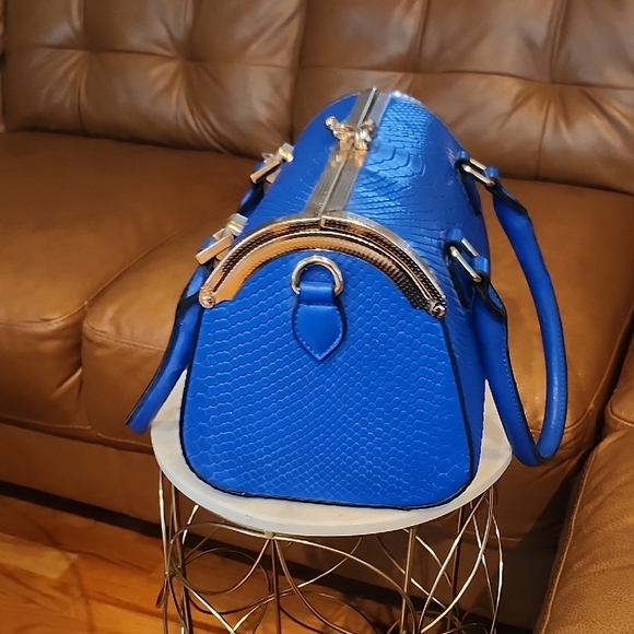 Elegant Blue Crocodile-Embossed Women's Handbag - Picture 3 of 8
